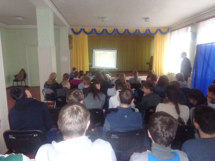 «Городские стражи» назвали учащимся 8-11 классов ОШ №12 Красноармейска 10 причин не употреблять наркотики (фото) - фото 2 «Городские стражи» назвали учащимся 8-11 классов ОШ №12 Красноармейска 10 причин не употреблять наркотики (фото) - фото 2