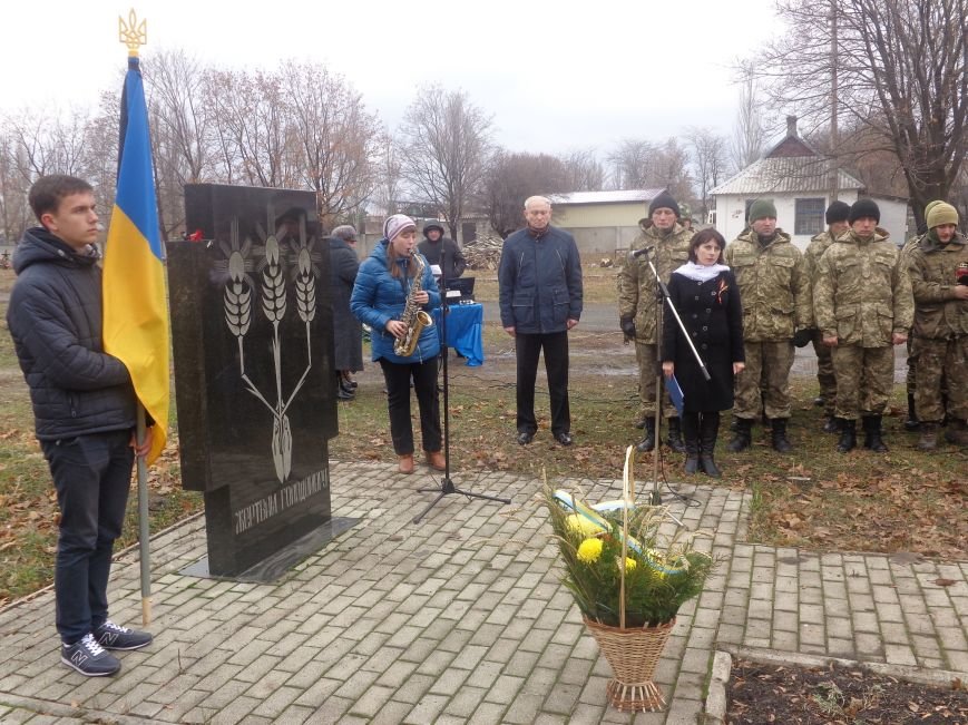 «Пам'ять народу – найдостовірніше джерело»: в Красноармейске прошел митинг-реквием памяти жертв беспощадного Голодомора (фото) - фото 4 «Пам'ять народу – найдостовірніше джерело»: в Красноармейске прошел митинг-реквием памяти жертв беспощадного Голодомора (фото) - фото 4