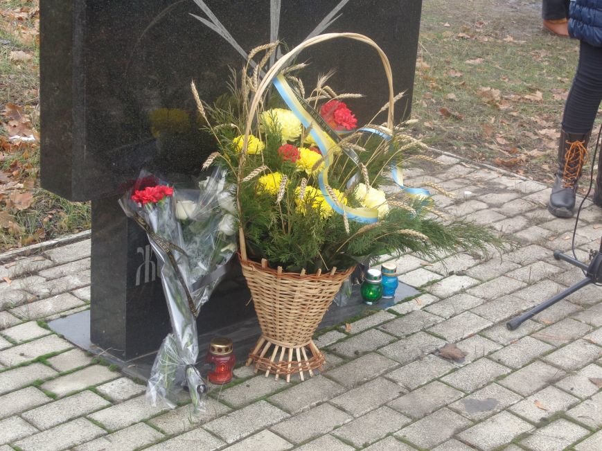 «Пам'ять народу – найдостовірніше джерело»: в Красноармейске прошел митинг-реквием памяти жертв беспощадного Голодомора (фото) - фото 3 «Пам'ять народу – найдостовірніше джерело»: в Красноармейске прошел митинг-реквием памяти жертв беспощадного Голодомора (фото) - фото 3