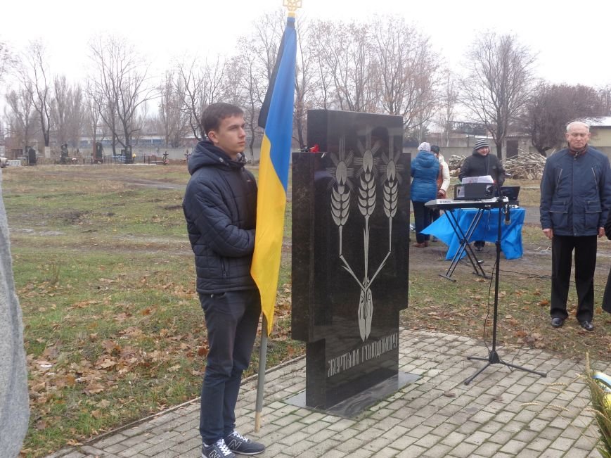 «Пам'ять народу – найдостовірніше джерело»: в Красноармейске прошел митинг-реквием памяти жертв беспощадного Голодомора (фото) - фото 1 «Пам'ять народу – найдостовірніше джерело»: в Красноармейске прошел митинг-реквием памяти жертв беспощадного Голодомора (фото) - фото 1