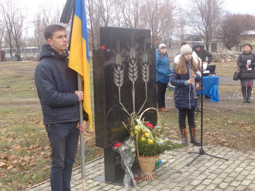 «Пам'ять народу – найдостовірніше джерело»: в Красноармейске прошел митинг-реквием памяти жертв беспощадного Голодомора (фото) - фото 6 «Пам'ять народу – найдостовірніше джерело»: в Красноармейске прошел митинг-реквием памяти жертв беспощадного Голодомора (фото) - фото 6