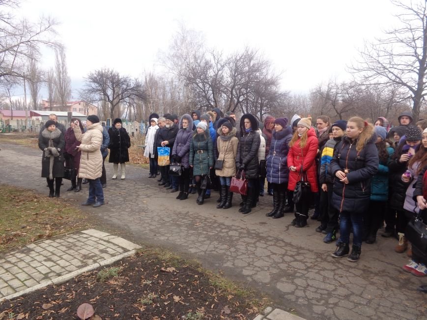 «Пам'ять народу – найдостовірніше джерело»: в Красноармейске прошел митинг-реквием памяти жертв беспощадного Голодомора (фото) - фото 6 «Пам'ять народу – найдостовірніше джерело»: в Красноармейске прошел митинг-реквием памяти жертв беспощадного Голодомора (фото) - фото 6