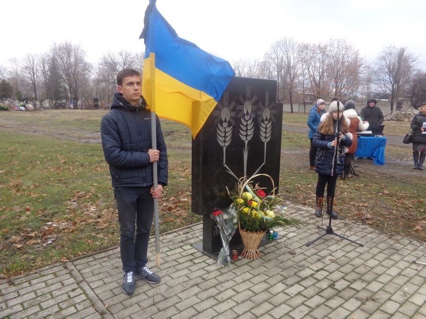 «Пам'ять народу – найдостовірніше джерело»: в Красноармейске прошел митинг-реквием памяти жертв беспощадного Голодомора (фото) - фото 6 «Пам'ять народу – найдостовірніше джерело»: в Красноармейске прошел митинг-реквием памяти жертв беспощадного Голодомора (фото) - фото 6