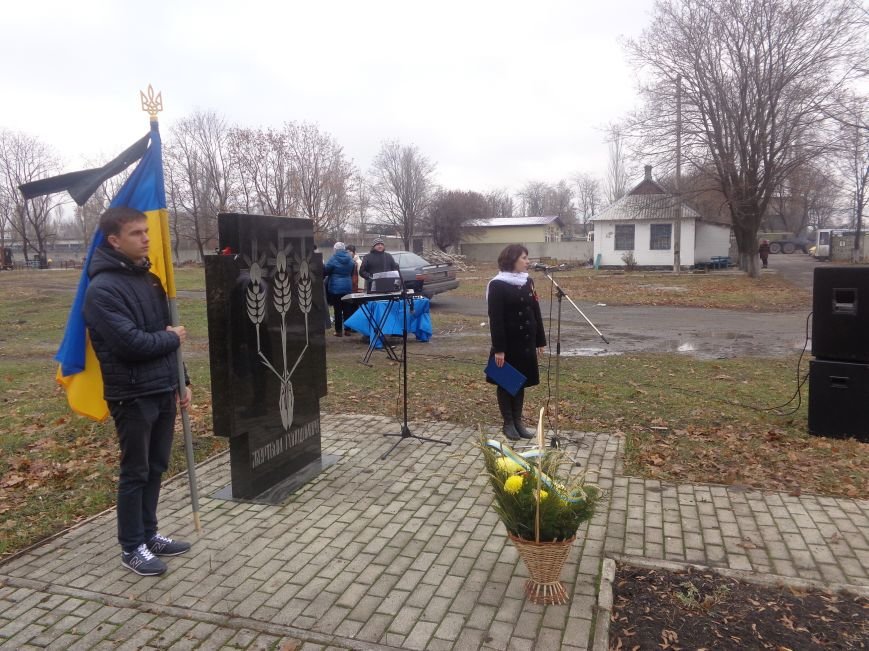 «Пам'ять народу – найдостовірніше джерело»: в Красноармейске прошел митинг-реквием памяти жертв беспощадного Голодомора (фото) - фото 1 «Пам'ять народу – найдостовірніше джерело»: в Красноармейске прошел митинг-реквием памяти жертв беспощадного Голодомора (фото) - фото 1