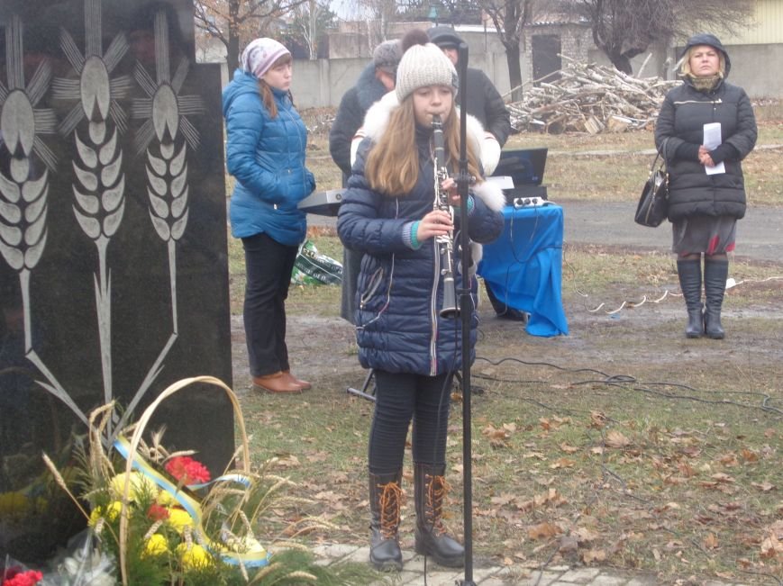 «Пам'ять народу – найдостовірніше джерело»: в Красноармейске прошел митинг-реквием памяти жертв беспощадного Голодомора (фото) - фото 6 «Пам'ять народу – найдостовірніше джерело»: в Красноармейске прошел митинг-реквием памяти жертв беспощадного Голодомора (фото) - фото 6