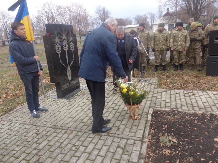 «Пам'ять народу – найдостовірніше джерело»: в Красноармейске прошел митинг-реквием памяти жертв беспощадного Голодомора (фото) - фото 3 «Пам'ять народу – найдостовірніше джерело»: в Красноармейске прошел митинг-реквием памяти жертв беспощадного Голодомора (фото) - фото 3