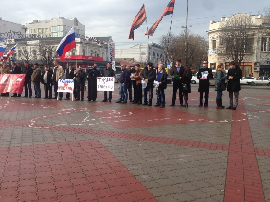 В центре Симферополя активисты сожгли чучело президента Турции (ВИД... В центре Симферополя активисты сожгли чучело президента Турции (ВИДЕО) (фото) - фото 4