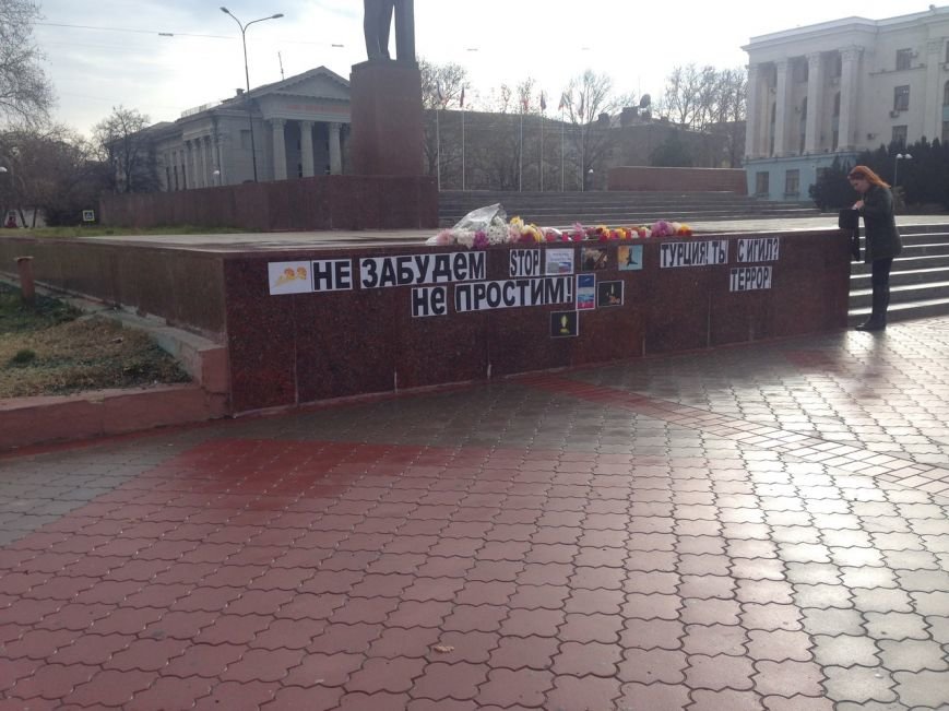 В центре Симферополя активисты сожгли чучело президента Турции (ВИД... В центре Симферополя активисты сожгли чучело президента Турции (ВИДЕО) (фото) - фото 2