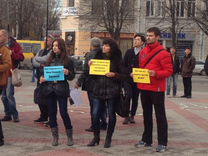 В центре Симферополя активисты сожгли чучело президента Турции (ВИД... В центре Симферополя активисты сожгли чучело президента Турции (ВИДЕО) (фото) - фото 6