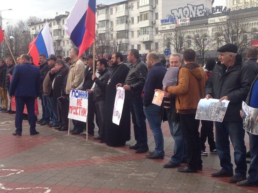 В центре Симферополя активисты сожгли чучело президента Турции (ВИД... В центре Симферополя активисты сожгли чучело президента Турции (ВИДЕО) (фото) - фото 3