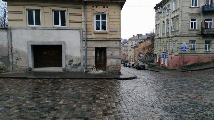 У Львові туристичний автобус в'їхав у будинок: фото та подробиці з місця ДТП (ФОТО) (фото) - фото 2 У Львові туристичний автобус в'їхав у будинок: фото та подробиці з місця ДТП (ФОТО) (фото) - фото 2