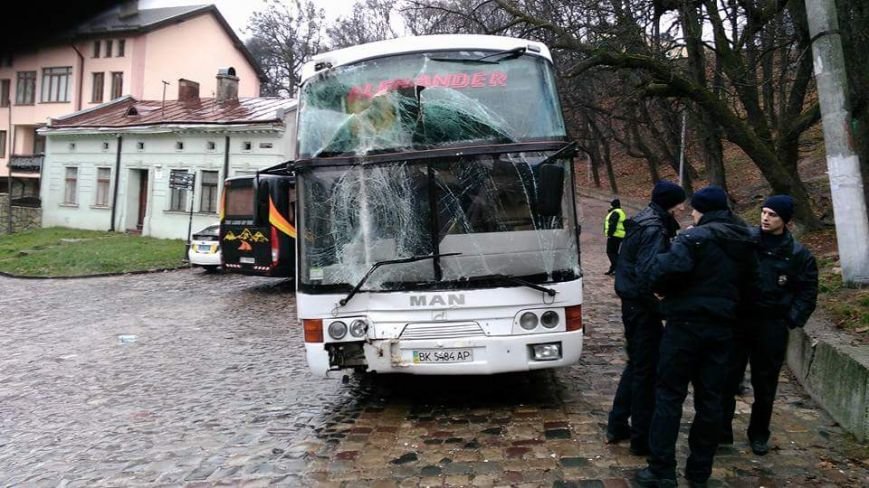 У Львові туристичний автобус в'їхав у будинок: фото та подробиці з місця ДТП (ФОТО) (фото) - фото 2 У Львові туристичний автобус в'їхав у будинок: фото та подробиці з місця ДТП (ФОТО) (фото) - фото 2
