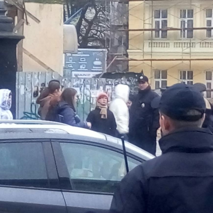 На пл.Митній у Львові під колеса автомобіля потрапила дитина (ФОТО) (фото) - фото 1 На пл.Митній у Львові під колеса автомобіля потрапила дитина (ФОТО) (фото) - фото 1
