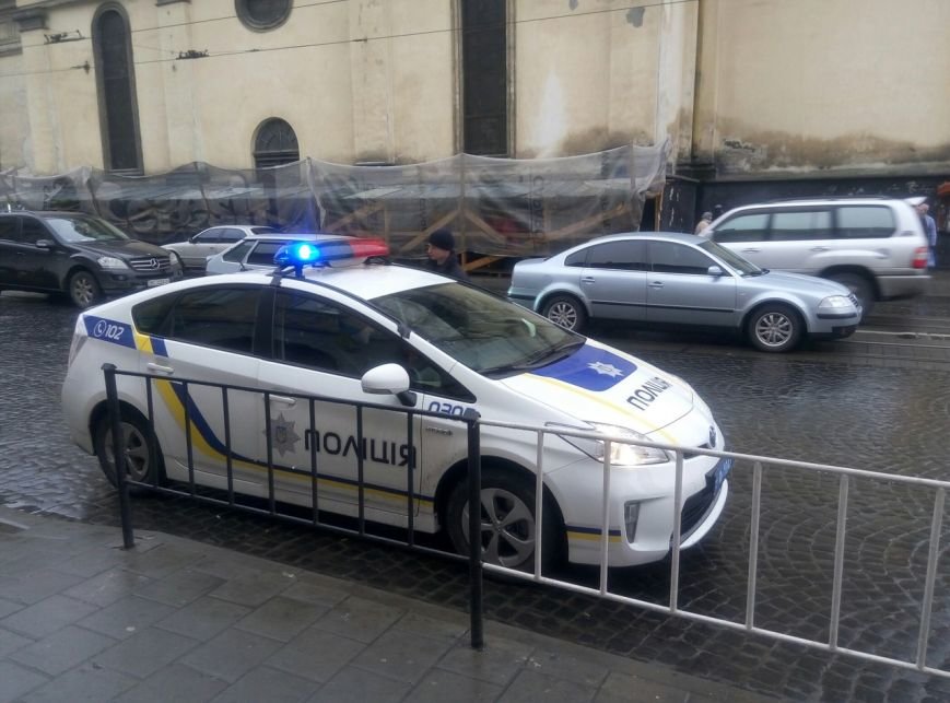 На пл.Митній у Львові під колеса автомобіля потрапила дитина (ФОТО) (фото) - фото 1 На пл.Митній у Львові під колеса автомобіля потрапила дитина (ФОТО) (фото) - фото 1