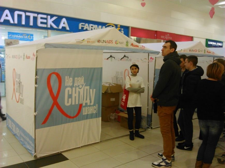 В одесском торговом центре все желающие проходят экспресс-тест на ВИЧ (ФОТО) (фото) - фото 1