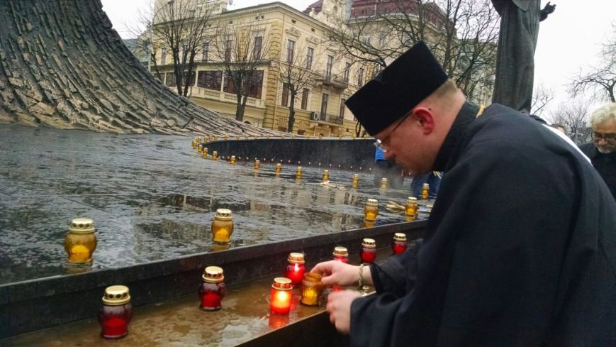 Запали свічку: у Львові вшанували пам'ять жертв Голодомору (ФОТОРЕПОРТАЖ) (фото) - фото 1 Запали свічку: у Львові вшанували пам'ять жертв Голодомору (ФОТОРЕПОРТАЖ) (фото) - фото 1