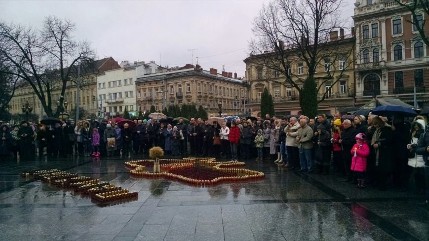 Запали свічку: у Львові вшанували пам'ять жертв Голодомору (ФОТОРЕПОРТАЖ) (фото) - фото 1 Запали свічку: у Львові вшанували пам'ять жертв Голодомору (ФОТОРЕПОРТАЖ) (фото) - фото 1