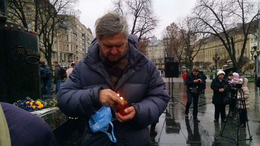 Запали свічку: у Львові вшанували пам'ять жертв Голодомору (ФОТОРЕПОРТАЖ) (фото) - фото 1 Запали свічку: у Львові вшанували пам'ять жертв Голодомору (ФОТОРЕПОРТАЖ) (фото) - фото 1