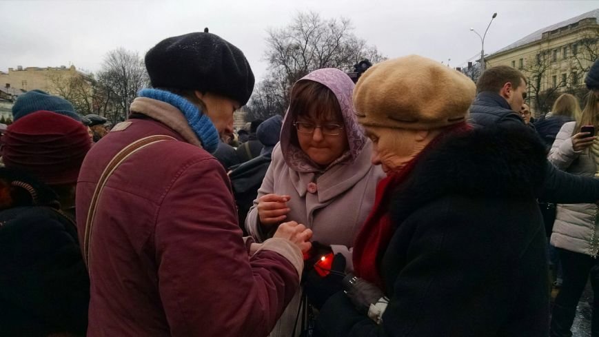 Запали свічку: у Львові вшанували пам'ять жертв Голодомору (ФОТОРЕПОРТАЖ) (фото) - фото 1 Запали свічку: у Львові вшанували пам'ять жертв Голодомору (ФОТОРЕПОРТАЖ) (фото) - фото 1