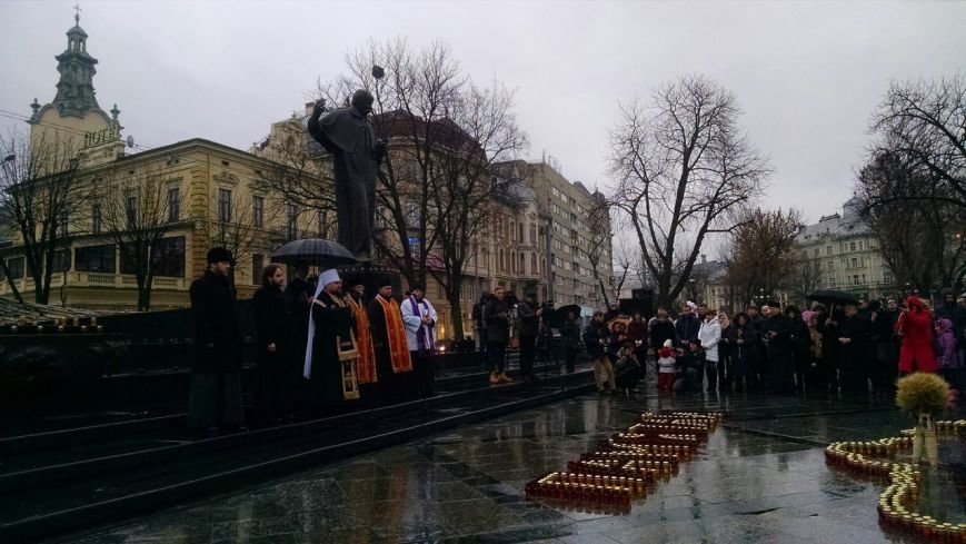 Запали свічку: у Львові вшанували пам'ять жертв Голодомору (ФОТОРЕПОРТАЖ) (фото) - фото 1 Запали свічку: у Львові вшанували пам'ять жертв Голодомору (ФОТОРЕПОРТАЖ) (фото) - фото 1