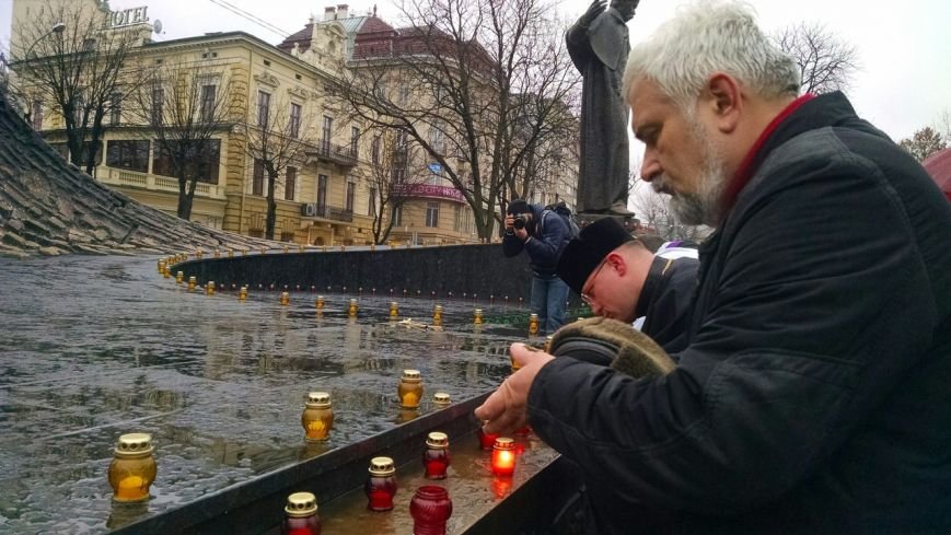 Запали свічку: у Львові вшанували пам'ять жертв Голодомору (ФОТОРЕПОРТАЖ) (фото) - фото 1 Запали свічку: у Львові вшанували пам'ять жертв Голодомору (ФОТОРЕПОРТАЖ) (фото) - фото 1