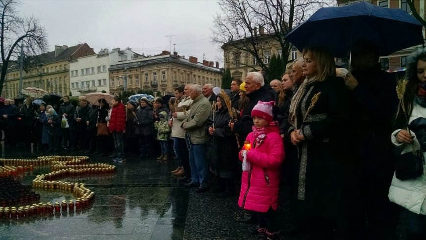 Запали свічку: у Львові вшанували пам'ять жертв Голодомору (ФОТОРЕПОРТАЖ) (фото) - фото 1 Запали свічку: у Львові вшанували пам'ять жертв Голодомору (ФОТОРЕПОРТАЖ) (фото) - фото 1
