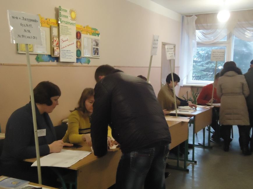 Выборы в Красноармейске 2015: и молодежь, и пенсионеры активно голосуют за свое будущее (фото) - фото 5 Выборы в Красноармейске 2015: и молодежь, и пенсионеры активно голосуют за свое будущее (фото) - фото 5