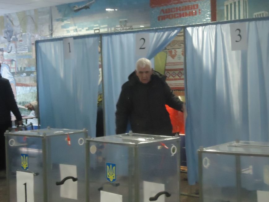 Выборы в Красноармейске 2015: и молодежь, и пенсионеры активно голосуют за свое будущее (фото) - фото 4 Выборы в Красноармейске 2015: и молодежь, и пенсионеры активно голосуют за свое будущее (фото) - фото 4