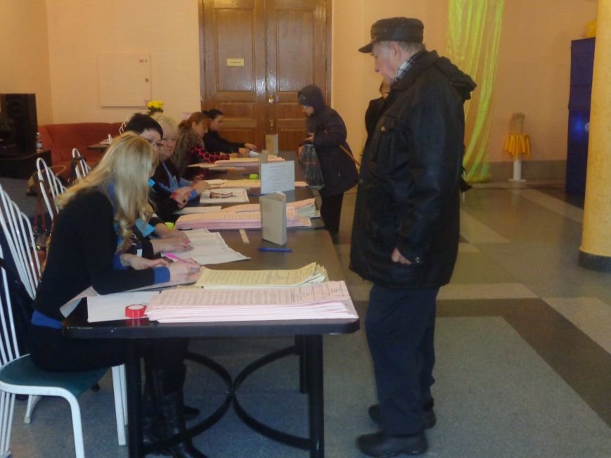 Голосование в Красноармейске: кто сегодня активнее всех? (фото) - фото 1 Голосование в Красноармейске: кто сегодня активнее всех? (фото) - фото 1