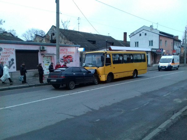 У Львові автомобіль врізався в маршрутку: травми отримало троє осіб (ФОТО) (фото) - фото 1 У Львові автомобіль врізався в маршрутку: травми отримало троє осіб (ФОТО) (фото) - фото 1