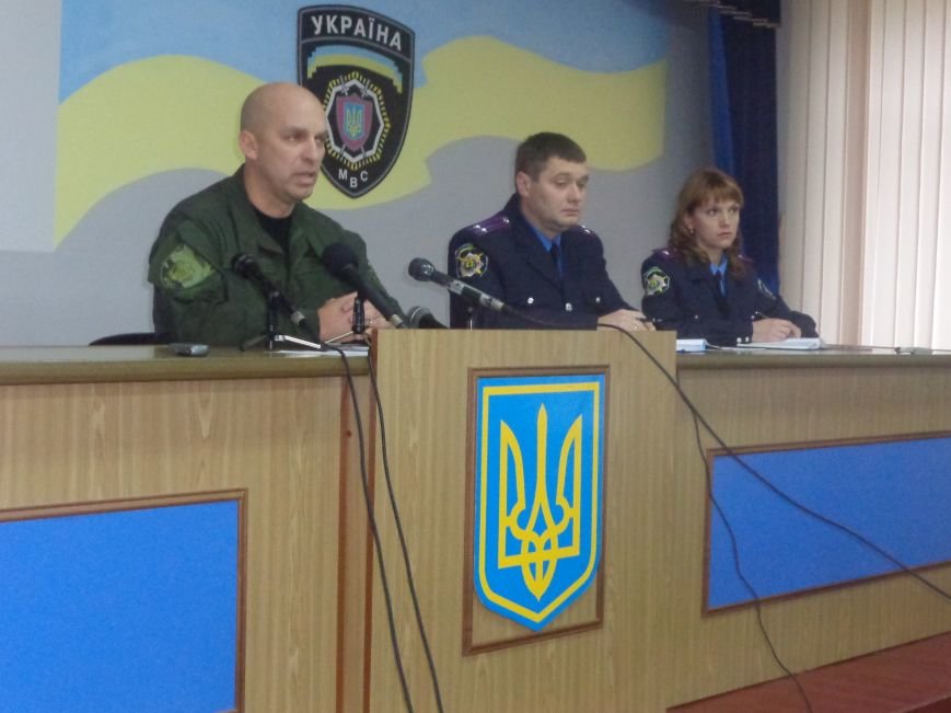 Правоохранители Красноармейска несут усиленный вариант службы во время проведения местных выборов (фото) - фото 1 Правоохранители Красноармейска несут усиленный вариант службы во время проведения местных выборов (фото) - фото 1