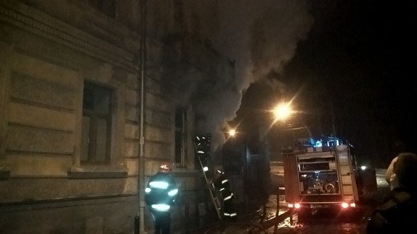 У Львові горить квартира житлового будинку (ФОТО) (фото) - фото 1 У Львові горить квартира житлового будинку (ФОТО) (фото) - фото 1