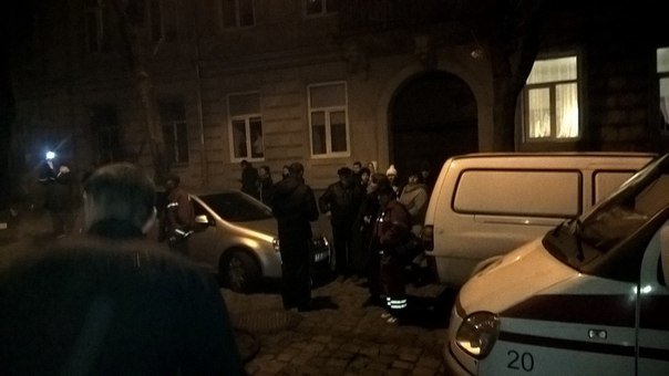 У Львові горить квартира житлового будинку (ФОТО) (фото) - фото 1 У Львові горить квартира житлового будинку (ФОТО) (фото) - фото 1