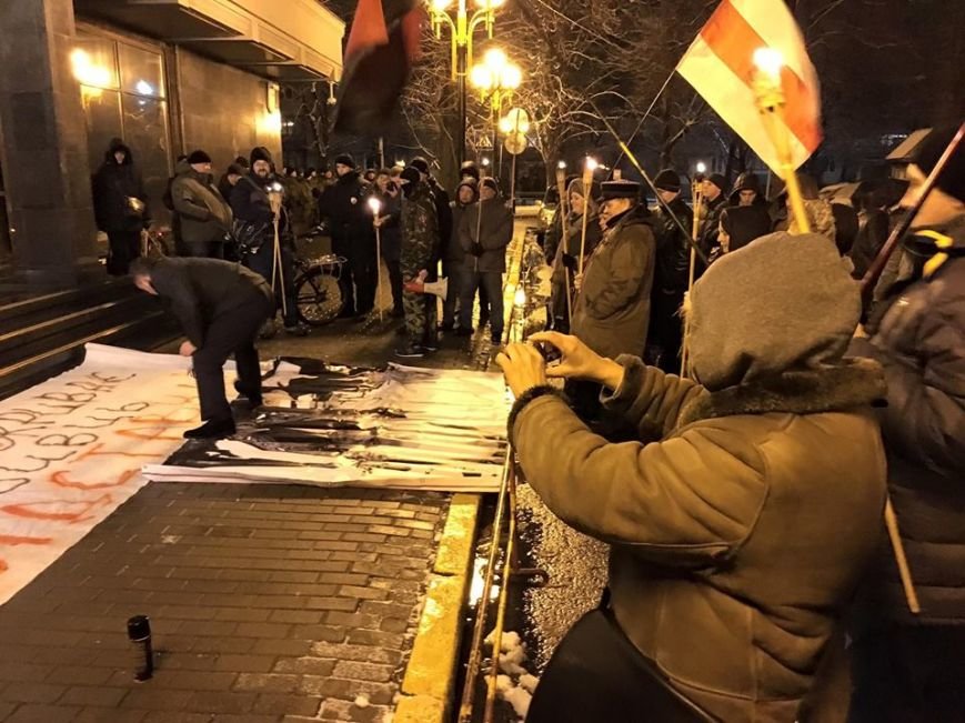 В Киеве ночью активисты устроили факельное шествие к МВД и ГПУ (ФОТО) (фото) - фото 1 В Киеве ночью активисты устроили факельное шествие к МВД и ГПУ (ФОТО) (фото) - фото 1