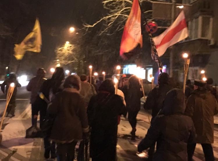 В Киеве ночью активисты устроили факельное шествие к МВД и ГПУ (ФОТО) (фото) - фото 1 В Киеве ночью активисты устроили факельное шествие к МВД и ГПУ (ФОТО) (фото) - фото 1