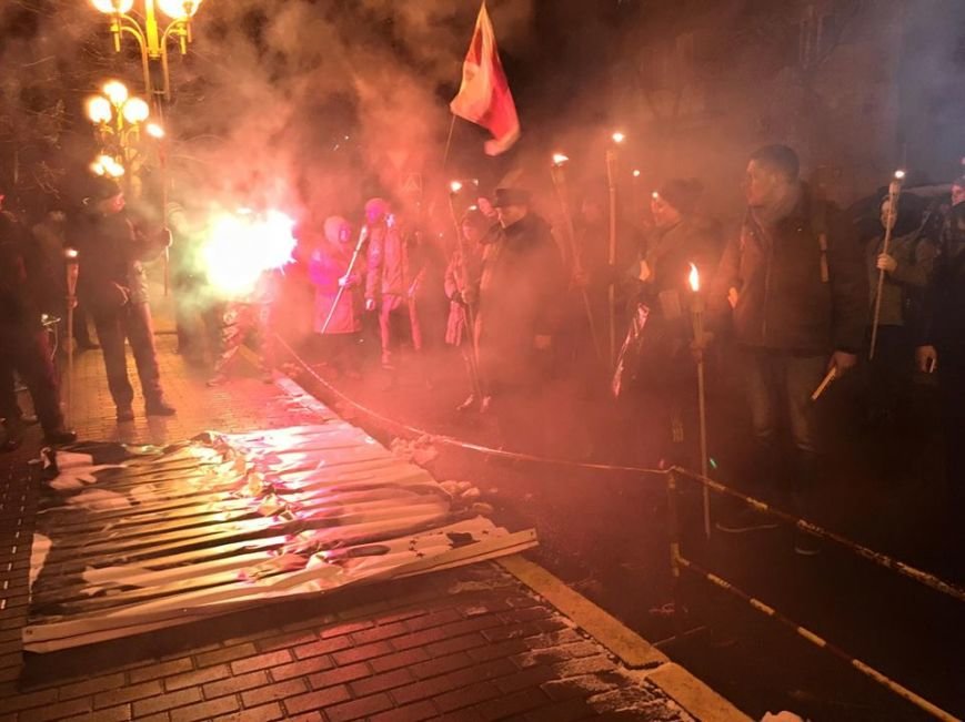 В Киеве ночью активисты устроили факельное шествие к МВД и ГПУ (ФОТО) (фото) - фото 1 В Киеве ночью активисты устроили факельное шествие к МВД и ГПУ (ФОТО) (фото) - фото 1