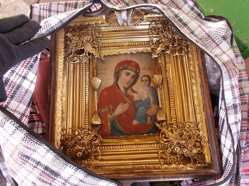 Из Черниговской области россиянка пыталась вывезти икону и старинне деньги (фото) - фото 1 Из Черниговской области россиянка пыталась вывезти икону и старинне деньги (фото) - фото 1