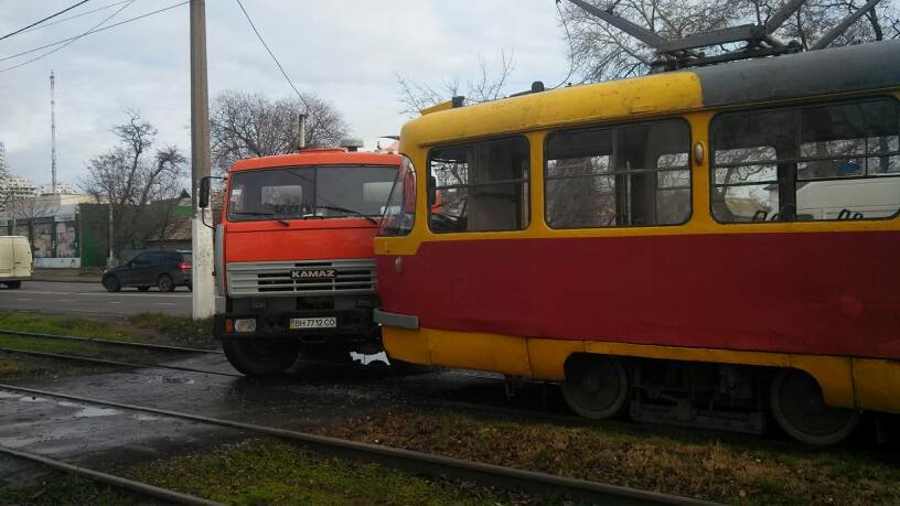 В Одессе грузовик врезался в трамвай (ФОТО) (фото) - фото 1