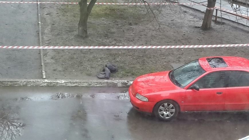 На пр. Червоної Калини знайшли гранату. Опубліковано фото з місця події (фото) - фото 1 На пр. Червоної Калини знайшли гранату. Опубліковано фото з місця події (фото) - фото 1