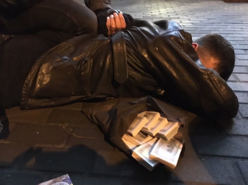 В Киеве задержали заместителя прокурора Подолького района (фото) - фото 1 В Киеве задержали заместителя прокурора Подолького района (фото) - фото 1