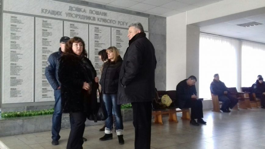 В Кривом Роге препятствуют работе горизбиркома (ФОТО) (фото) - фото 1 В Кривом Роге препятствуют работе горизбиркома (ФОТО) (фото) - фото 1