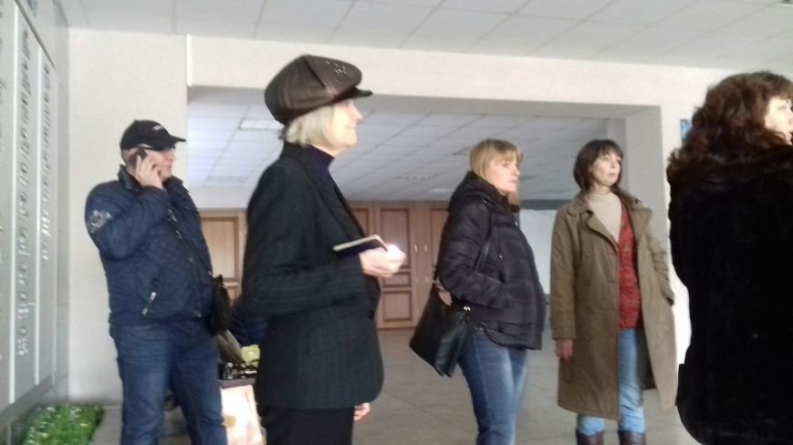 В Кривом Роге препятствуют работе горизбиркома (ФОТО) (фото) - фото 1 В Кривом Роге препятствуют работе горизбиркома (ФОТО) (фото) - фото 1