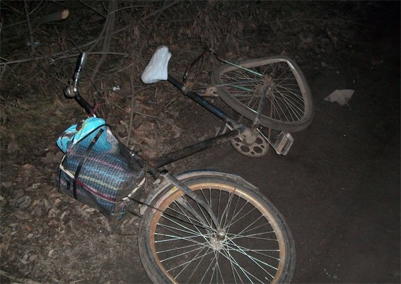 В Кировоградской области автомобиль сбил велосипедистку и пытался скрыться. ФОТО (фото) - фото 1 В Кировоградской области автомобиль сбил велосипедистку и пытался скрыться. ФОТО (фото) - фото 1