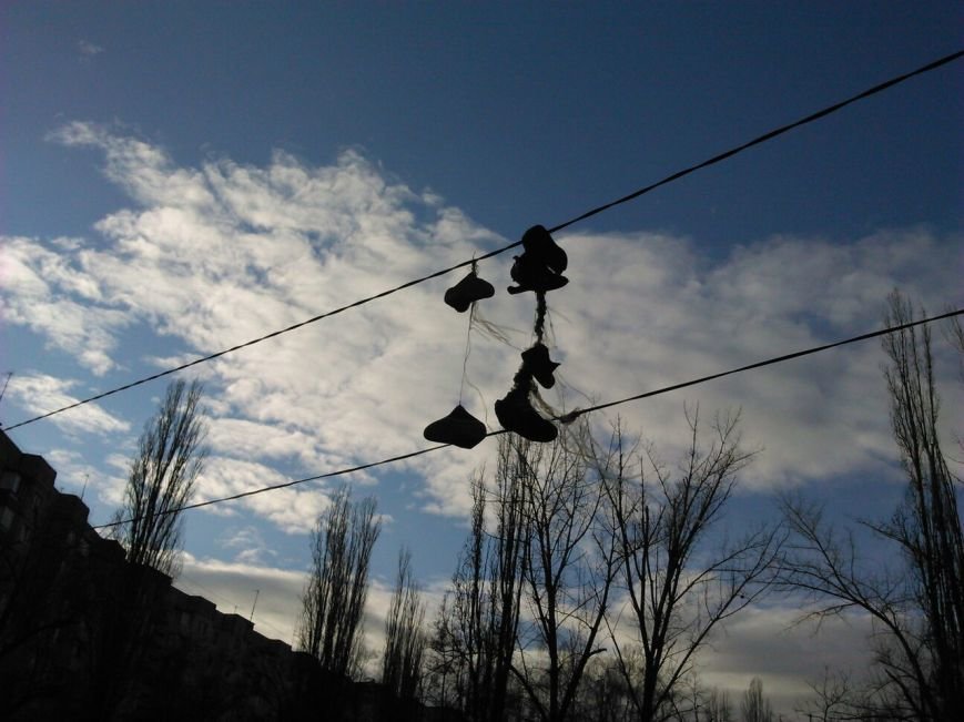 Одесский чудак сушит обувь на уличных проводах (ФОТО) (фото) - фото 1