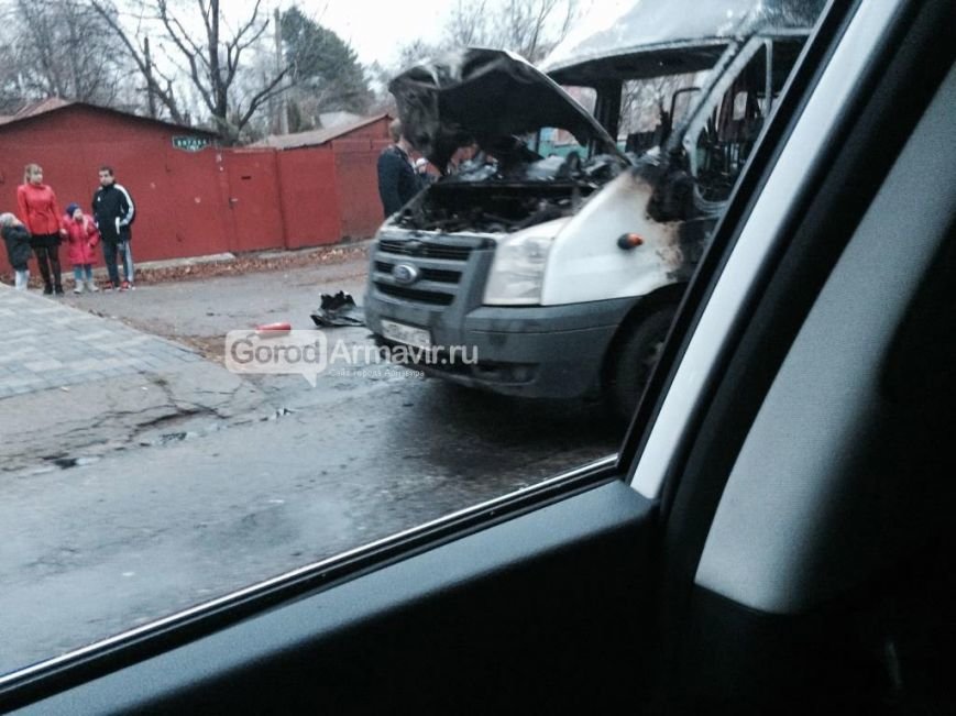 В Армавире произошло возгорание маршрутного такси (фото) - фото 1 В Армавире произошло возгорание маршрутного такси (фото) - фото 1