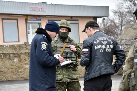 В Славянске работают спецгруппы полиции Донетчины (фото) - фото 1 В Славянске работают спецгруппы полиции Донетчины (фото) - фото 1