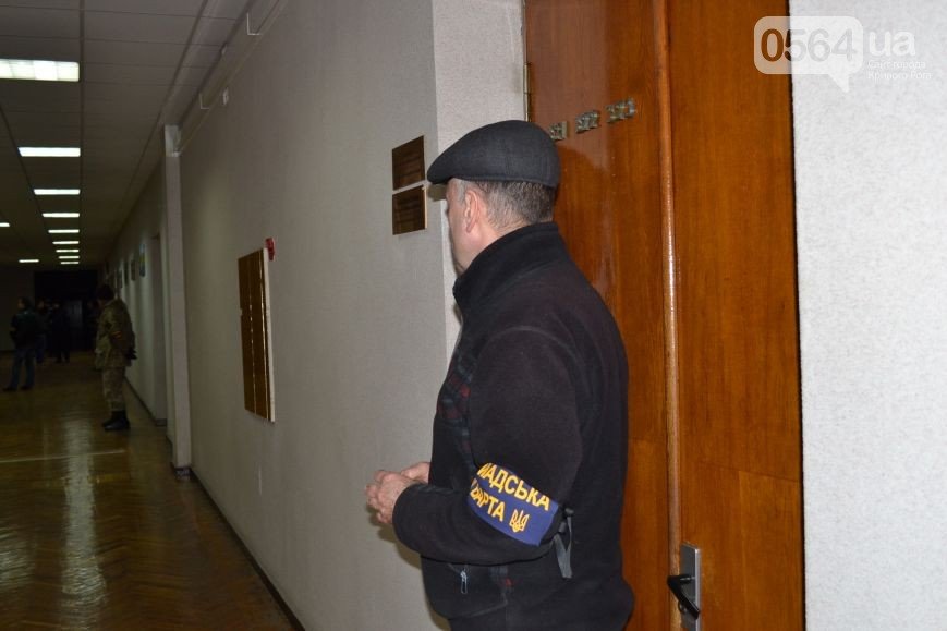 В Кривом Роге: сформировали новые райизбиркомы, «Громадська варта» взяла под охрану кабинеты мэра и его замов, сорвали заседание спецкомиссии по выборам (фото) - фото 2 В Кривом Роге: сформировали новые райизбиркомы, «Громадська варта» взяла под охрану кабинеты мэра и его замов, сорвали заседание спецкомиссии по выборам (фото) - фото 2