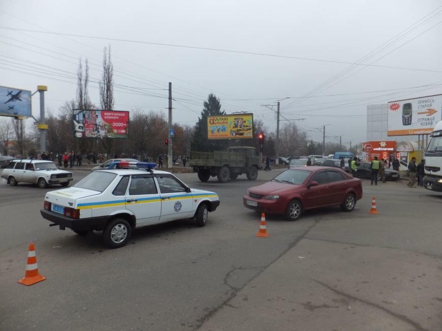 В Кировограде произошло ДТП: военный грузовик протаранил легковушку. ФОТО (фото) - фото 1 В Кировограде произошло ДТП: военный грузовик протаранил легковушку. ФОТО (фото) - фото 1