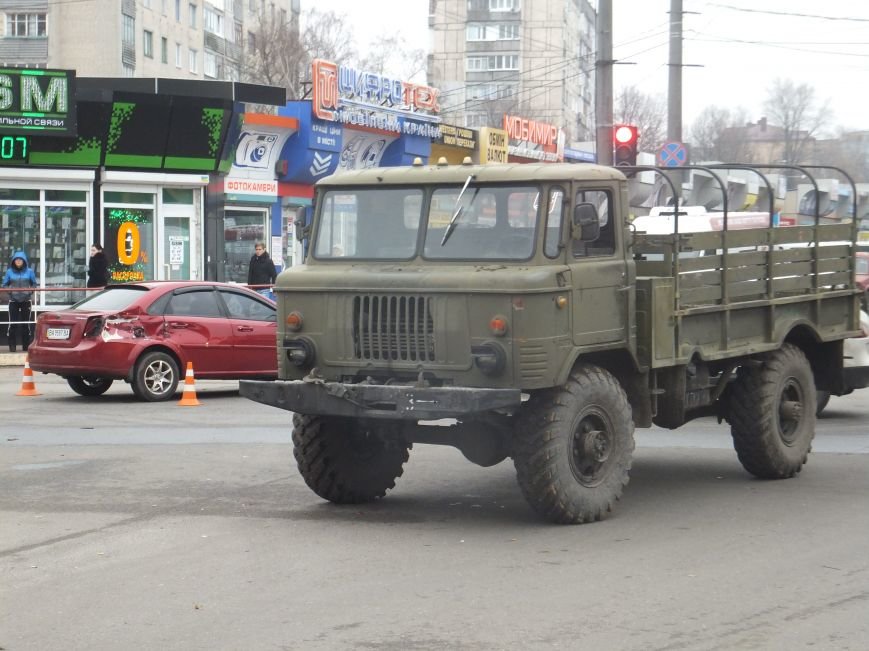 В Кировограде произошло ДТП: военный грузовик протаранил легковушку. ФОТО (фото) - фото 1 В Кировограде произошло ДТП: военный грузовик протаранил легковушку. ФОТО (фото) - фото 1