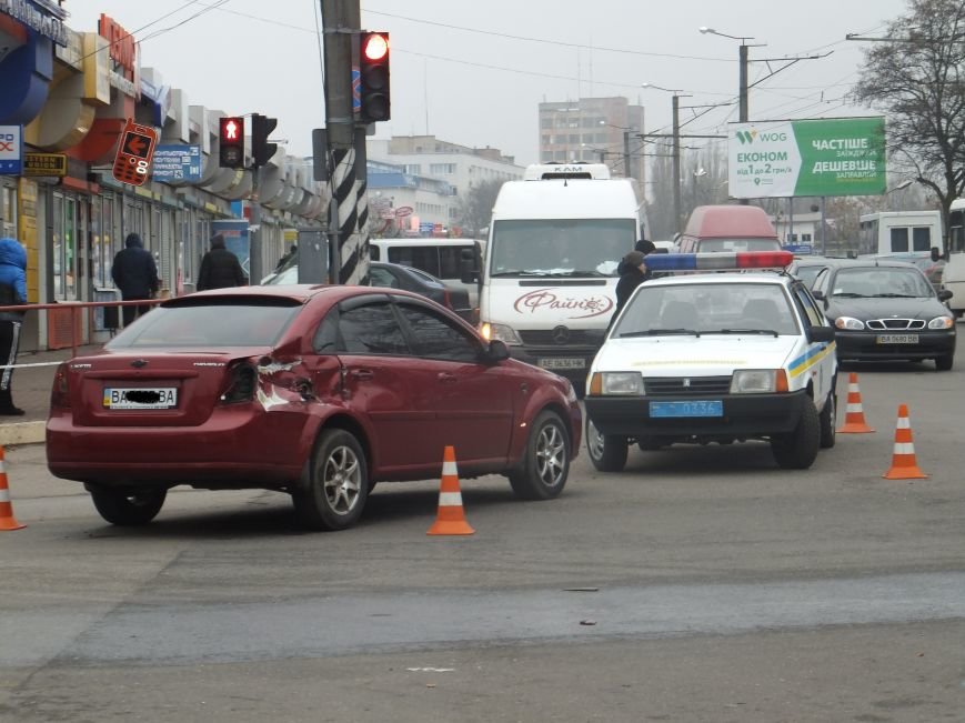 В Кировограде произошло ДТП: военный грузовик протаранил легковушку. ФОТО (фото) - фото 1 В Кировограде произошло ДТП: военный грузовик протаранил легковушку. ФОТО (фото) - фото 1